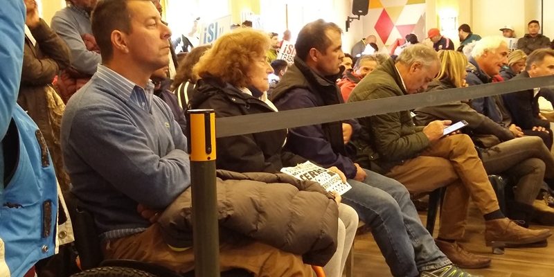 Ana Wieman con cartel