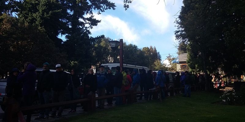 Ciudadanos aguardan para firmar en apoyo a Iniciativa Popular mientras sesiona el Concejo