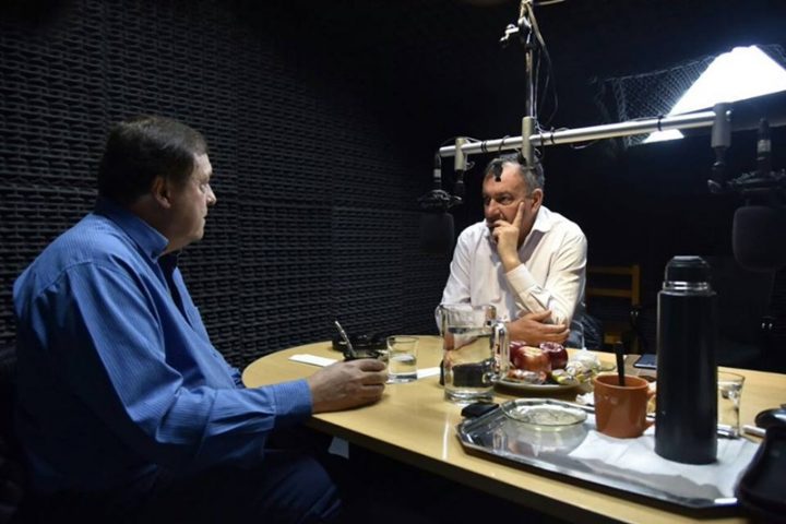 Gobernador Weretilneck e intendente Gennuso en el programa radial De Vecino a Vecino. Fotografía, Gobierno de Río Negro