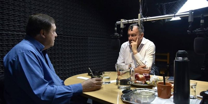 Gobernador Weretilneck e intendente Gennuso en el programa radial De Vecino a Vecino. Fotografía, Gobierno de Río Negro