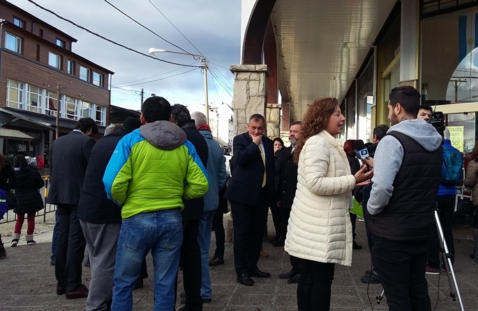 Aniversario 3 de mayo. Ministra Arabela Carreras e intendente Gustavo Gennuso antes del desfile por calle Onelli