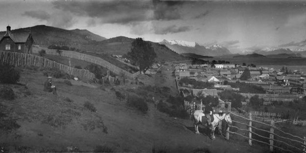 Bariloche antiguo. Capilla, ciprés. Aproximadamente 1908. Archivo Visual Patagónico