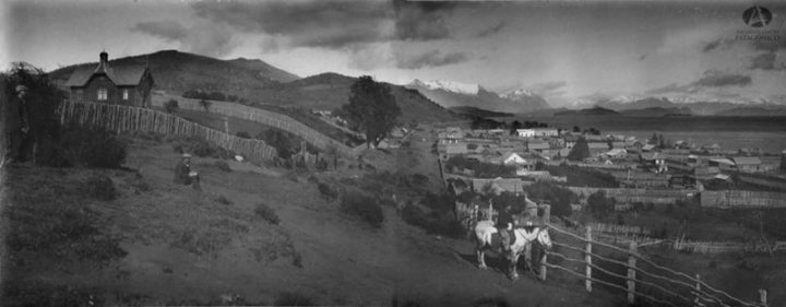 Bariloche antiguo. Capilla, ciprés. Aproximadamente 1908. Archivo Visual Patagónico