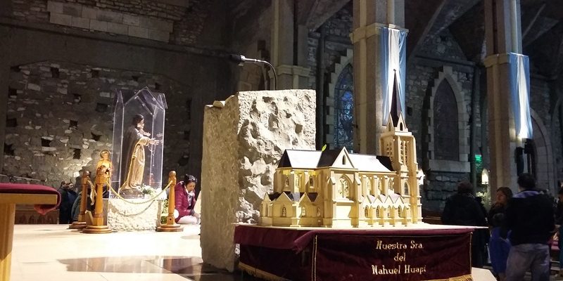Maqueta realizada por Luis Altmann en la Iglesia Catedral Nuestra Señora del Nahuel Huapi (Archivo BS)